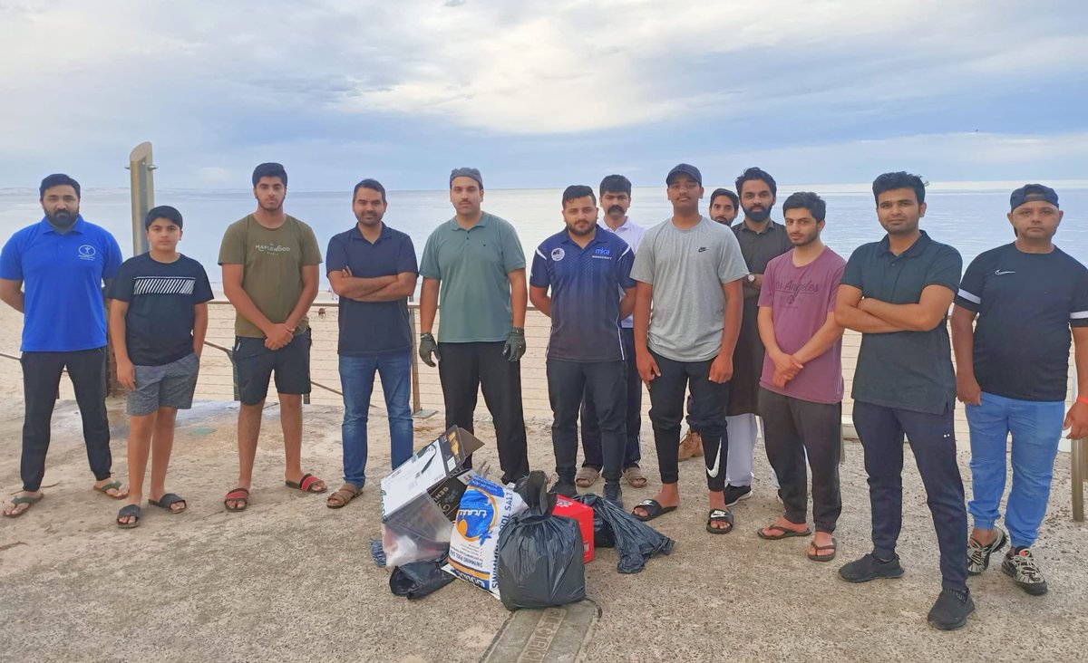 MKA_adlsouth's tweet photo. By the grace of Allah,

Members of #MKAadlsouth &amp; @MkaWoodcroft started the new year by offering tahhajud/fajar and a clean up at Port Noarlunga beach

 #muslimsforpeace
#2022 https://t.co/G6WqxdInKB