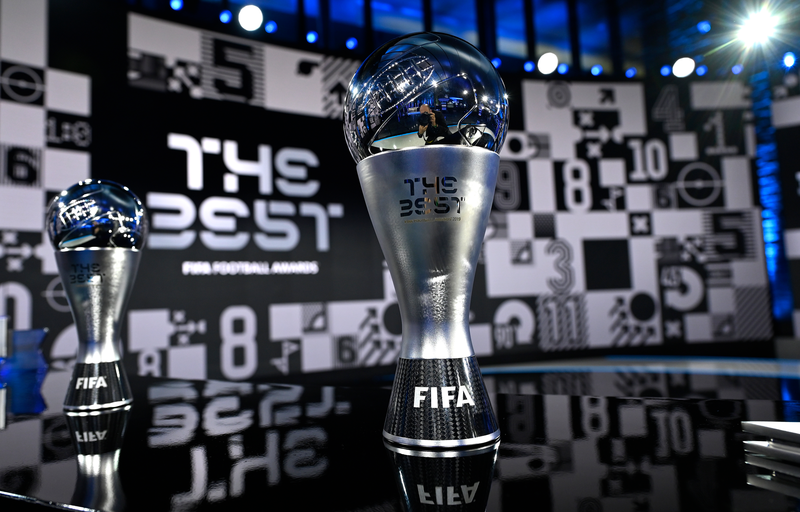 Troféu entregue aos vencedores do The Best FIFA Football Awards 2021 | Foto: Divulgação/Fifa