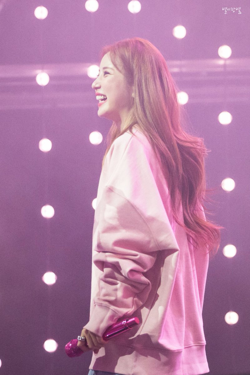 choronggpics's tweet photo. she’s glowing https://t.co/HvKg1EaZ0U
