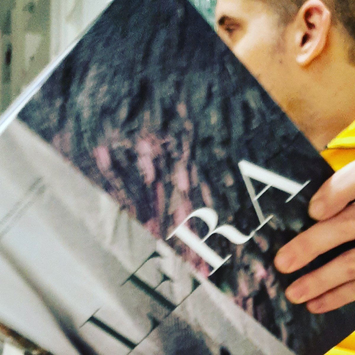 CalvoMarcelino's tweet photo. 👉Es un gran cocinero.
👉Se llama Manuel Calvo.
👉Es mi sobrino.
👉Es su cumple años.
👉Le he regalado la obra maestra de  @luis_lera y @Montagud1906 
👉le ha encantado.
👉me voy apretar una botella de vino para celebrarlo. https://t.co/M3RLAyxyHO