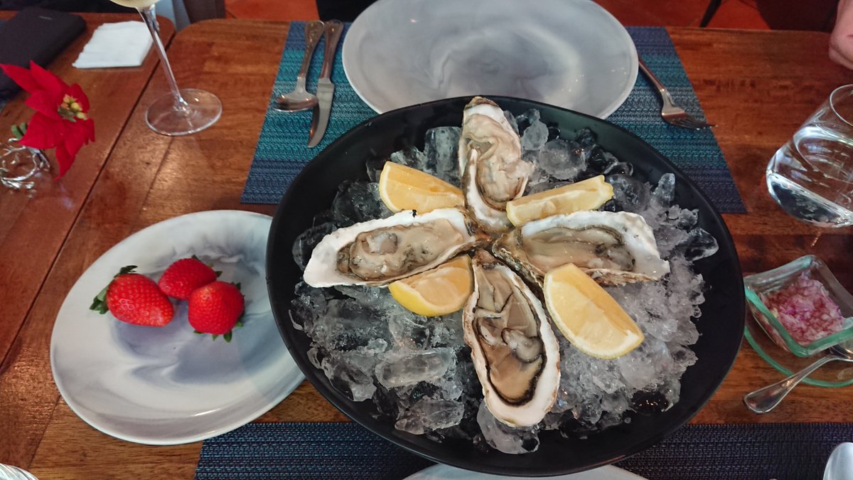 yoriandDD's tweet photo. 長年、仲良くして頂いてる唯一のお友達と元旦飲み🍷🍾
居心地のよいお店で、カキや🍓を持ち込みしてってーのは、正直申し訳ないけど、こーゆーことを出来るってなかなかない😅
その分、チップ等はしっかりお渡ししてます😅
#argiolas の #senes は予想以上に美味しくて、飲みきるのが悲しい😭 https://t.co/zXpf13q1u8
