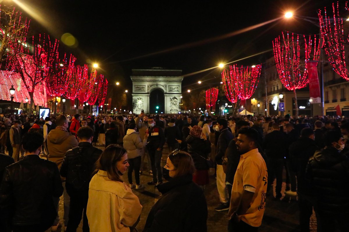 wostokpress's tweet photo. #Reveillon du #NouvelAn sur les #ChampsElysees #Paris ©Tatif/Wostok Press https://t.co/Nw4n4hIHg8