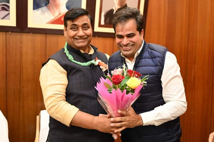 BhanwarPhulera's tweet photo. आज #जन्मदिवस के शुभअवसर पर @INCRajasthan के #प्रदेश_अध्यक्ष आदरणीय श्री @GovindDotasra जी साहब से कांग्रेस मुख्यालय में मुलाकात कर आशीर्वाद लिया एव नववर्ष पर शुभकामनाएं प्रेषित की
आपका प्यार स्नेह आशीर्वाद मुझ पर बना रहे
@IYC @ajaymaken @ashokgehlot51 https://t.co/8kEOgeWTre