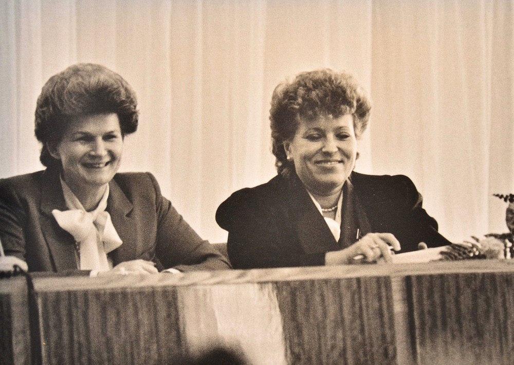 HistoryFoto's tweet photo. Валентина Терешкова и Валентина Матвиенко радуются перестройке. СССР. 1988 г. https://t.co/CXL0PXuThs