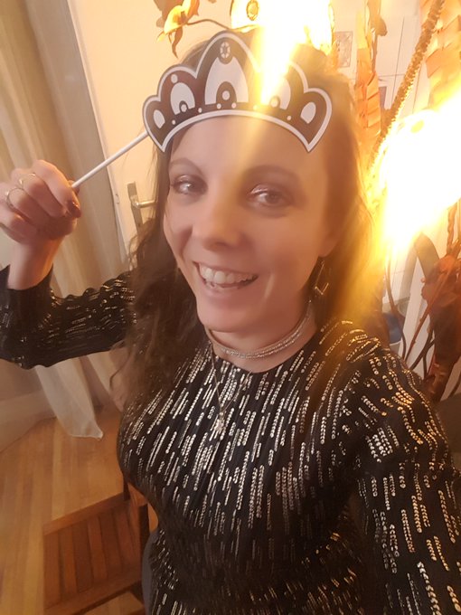 Bonne ann&eacute;e 🍾🍾🍾 Maxi BizzXXL &agrave; toutes et &agrave; tous 💋💋💋 https://t.co/jKf8TBnuho