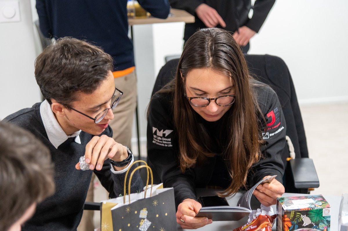 JuniorIMTNE's tweet photo. L’année 2021 s’achève avec un moment de convivialité pour Junior IMT Nord Europe. Toute la Junior-Entreprise se mobilise pour une nouvelle année qui s’annonce prometteuse ! 
Meilleurs vœux de la part de toute l’équipe !
 #CNJE #WeAreJE #SecretSanta https://t.co/Gf218pc7vy