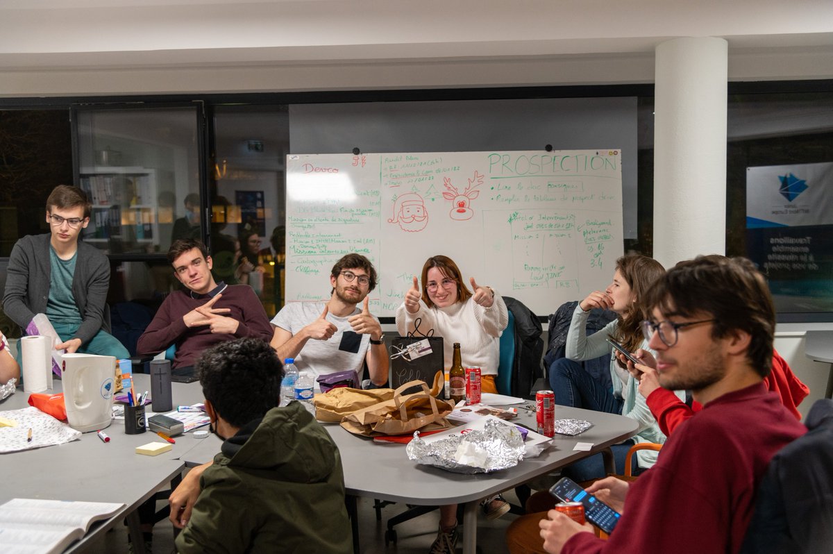 JuniorIMTNE's tweet photo. L’année 2021 s’achève avec un moment de convivialité pour Junior IMT Nord Europe. Toute la Junior-Entreprise se mobilise pour une nouvelle année qui s’annonce prometteuse ! 
Meilleurs vœux de la part de toute l’équipe !
 #CNJE #WeAreJE #SecretSanta https://t.co/Gf218pc7vy
