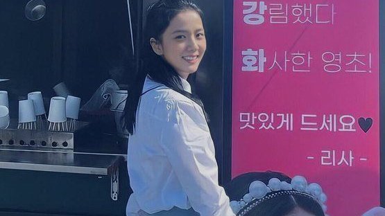 jisoogaIIery's tweet photo. to my everything, i wish u a happy happy birthday! i love u with all my heart. hoping &amp; praying that you'll get the happiness that u deserve, tysm for always being with us. take care always queen &amp; have a wonderful day 🎂🥳

#OurPrideJISOOday
#첫눈처럼_다가온_지수의_생일을_축하해 https://t.co/y6bdPnDJyY