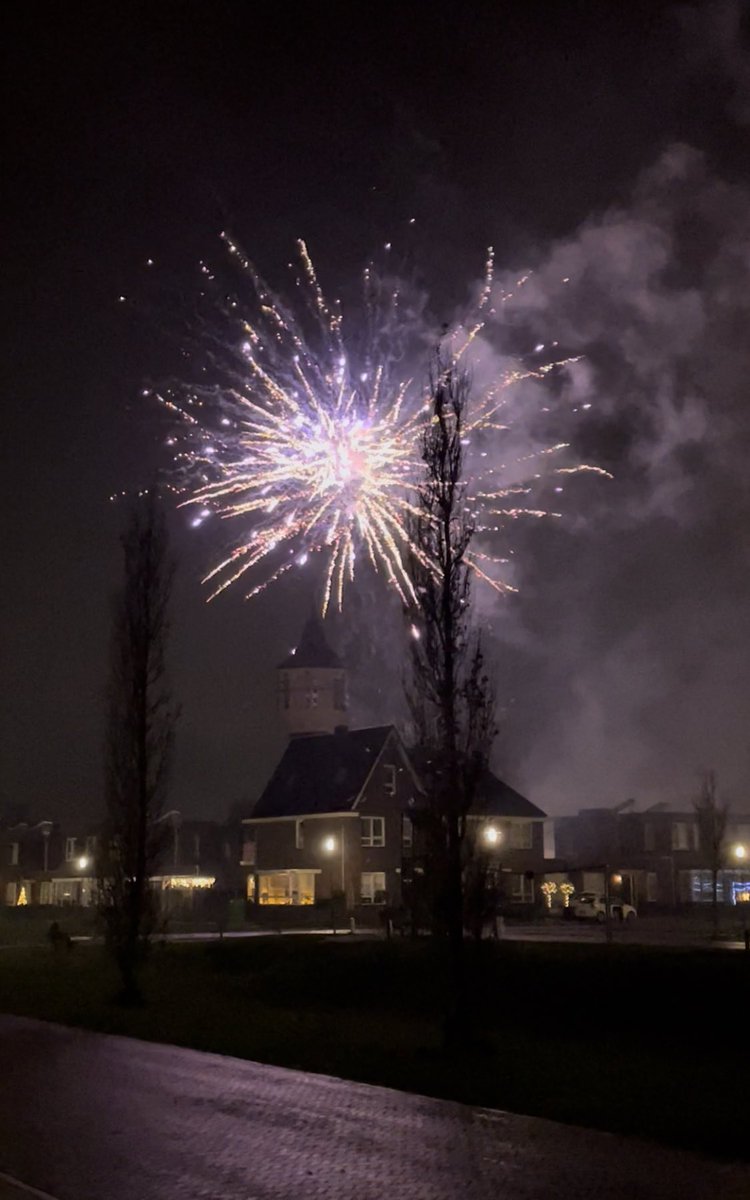 deblaeij's tweet photo. Wauw! Wat mooi! Ik vond het prachtig en het gaf mij zo een fijn en dankbaar gevoel dat ik dit moois mocht aanschouwen na een jaar dat in het teken stond van verdriet en verlies!

#Goes #zogoes #nieuwjaar #prachtig #geluksgevoel #dankbaar #vuurwerk #Zeeland #geluk #gelukkig2022 https://t.co/2QgWNplCmN
