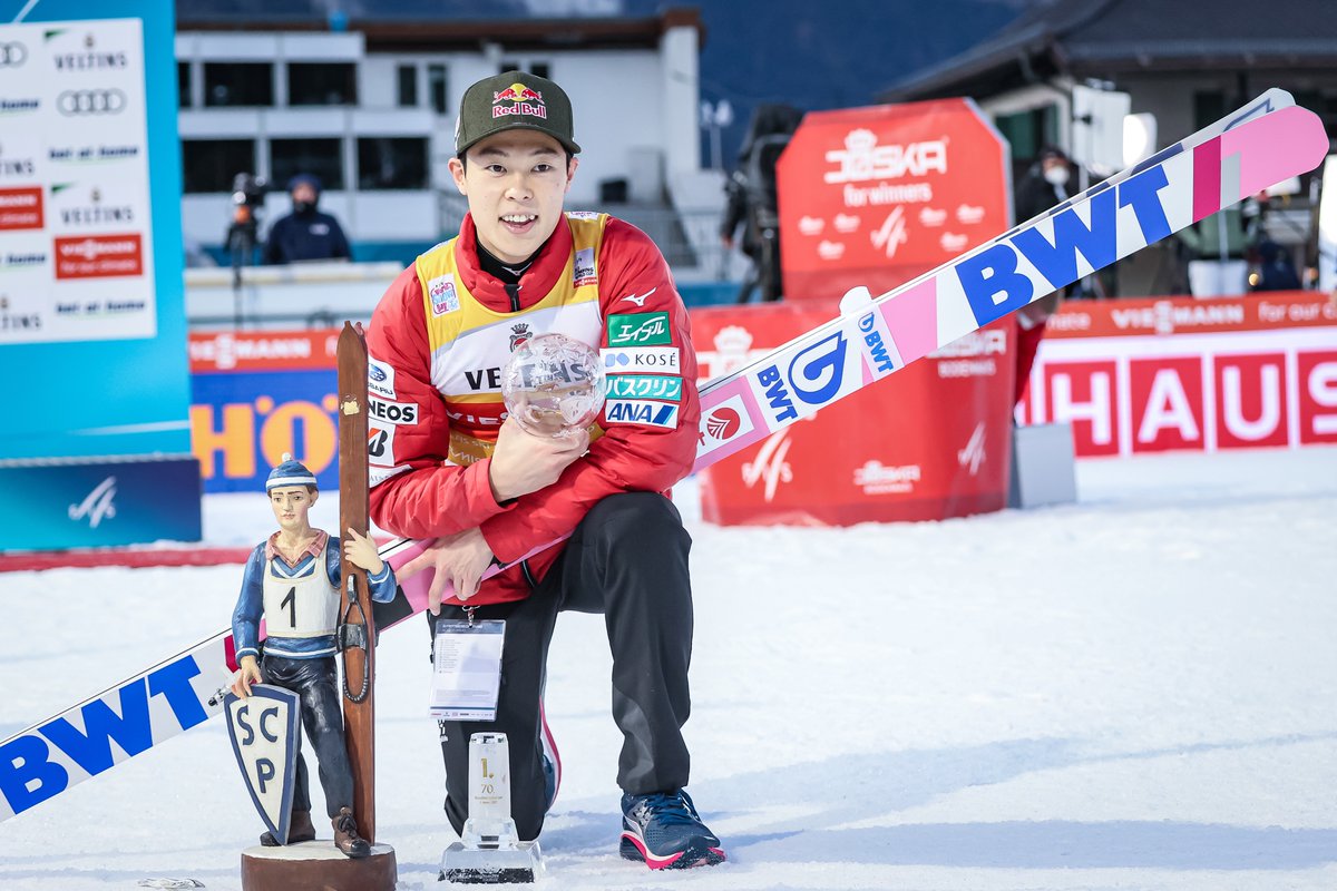 TMieczynski's tweet photo. Podczas ceremonii dzisiejszych zawodów TCS w Ga-Pa kryształowe trofeum Ryoyu Kobayashiego rozpadło się na pół, uszkadzając jeszcze pamiątkową, drewnianą figurkę. Japończyk był wyraźnie poirytowany wydarzeniem. #skijumpingfamily https://t.co/5S2TwgeDR0