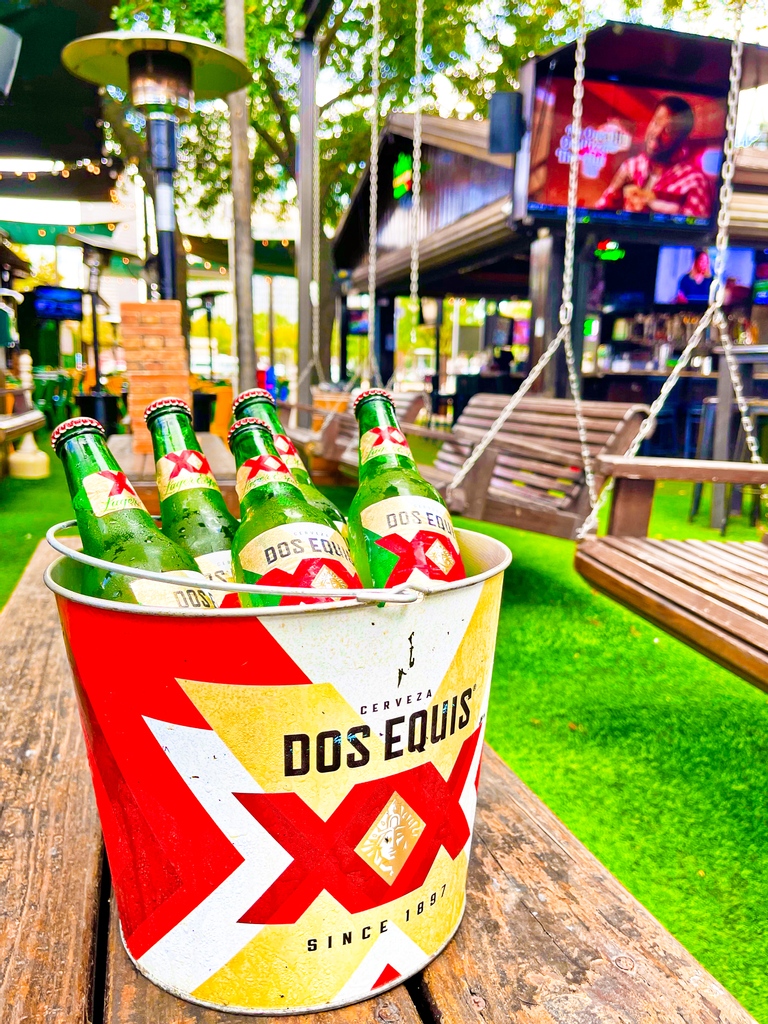LWmidtown's tweet photo. Buckets of beers and bowl game cheers! π»π
Enjoy a bucket of Dos XX and catch all the bowl game action on our HDTVS and Woodytron! π No better way to kickoff your 2022 than HERE!
#LittleWoodrows #GameDayHQ #DosEquis https://t.co/vycCTm8rHr