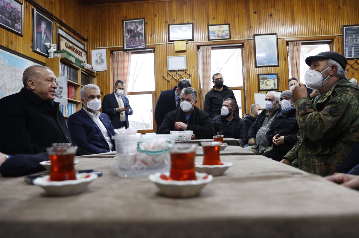tcbestepe's tweet photo. Cumhurbaşkanı @RTErdogan, Sarıyer'e bağlı Gümüşdere Mahallesi'nde vatandaşlarla sohbet etti. https://t.co/W0jFmMtjVa