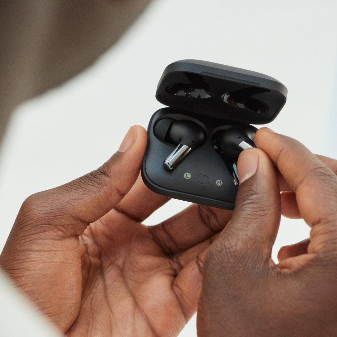 OnePlus_SE's tweet image. År 2021 blev båda våra nya hörlurar tystare. 🤫 OnePlus Buds Z2 är till för dig som gillar lång batteritid, snabbladdning, 11 mm drivrutiner och naturligtvis ANC.

Du kan även gå Pro med Buds Pro. ANC är smartare och anpassar sig efter din miljö,

📸 @kirowasaky  för Buds Z2