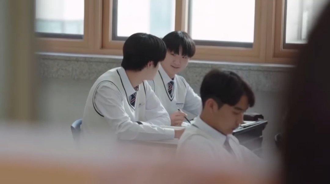 kimsnnwww's tweet image. แงงง ร้องไห้ ทุกคนเรียนจบไปแล้ว แล้วกลับมาหาฮารูโตะ แล้วก็ไปแอบดู ก็เห็นรูโตะนั่งเรียนอยู่ หือออ ตรงลงไม่หายไปหรอหรือเกิดใหม่แล้ว ? 😭  / เพลงประกอบคือดีมาก ปล่อยเถอะ  #TheMysteriousClass #TheMysteriousClassEp8 #Treasure