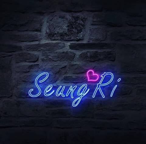 DoHong096's tweet photo. Happy new year 🎊
And I miss you #Seungri https://t.co/7pswpS1S8I