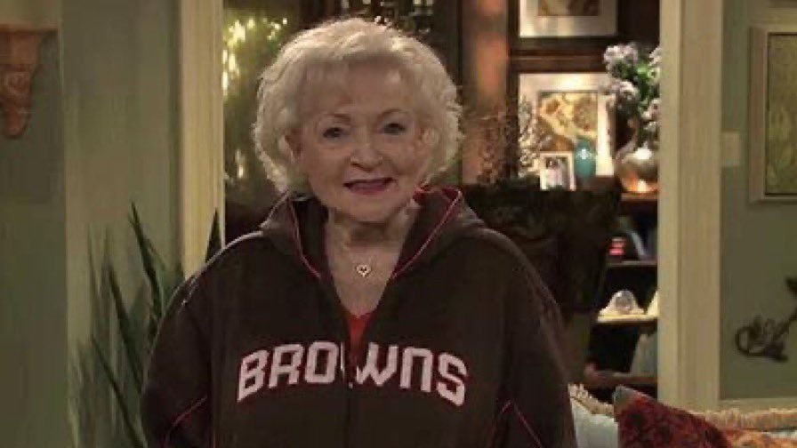 2ndyr_staceface's tweet photo. A queen. #BettyWhite #dawgpound https://t.co/Y3WVB8xsjf