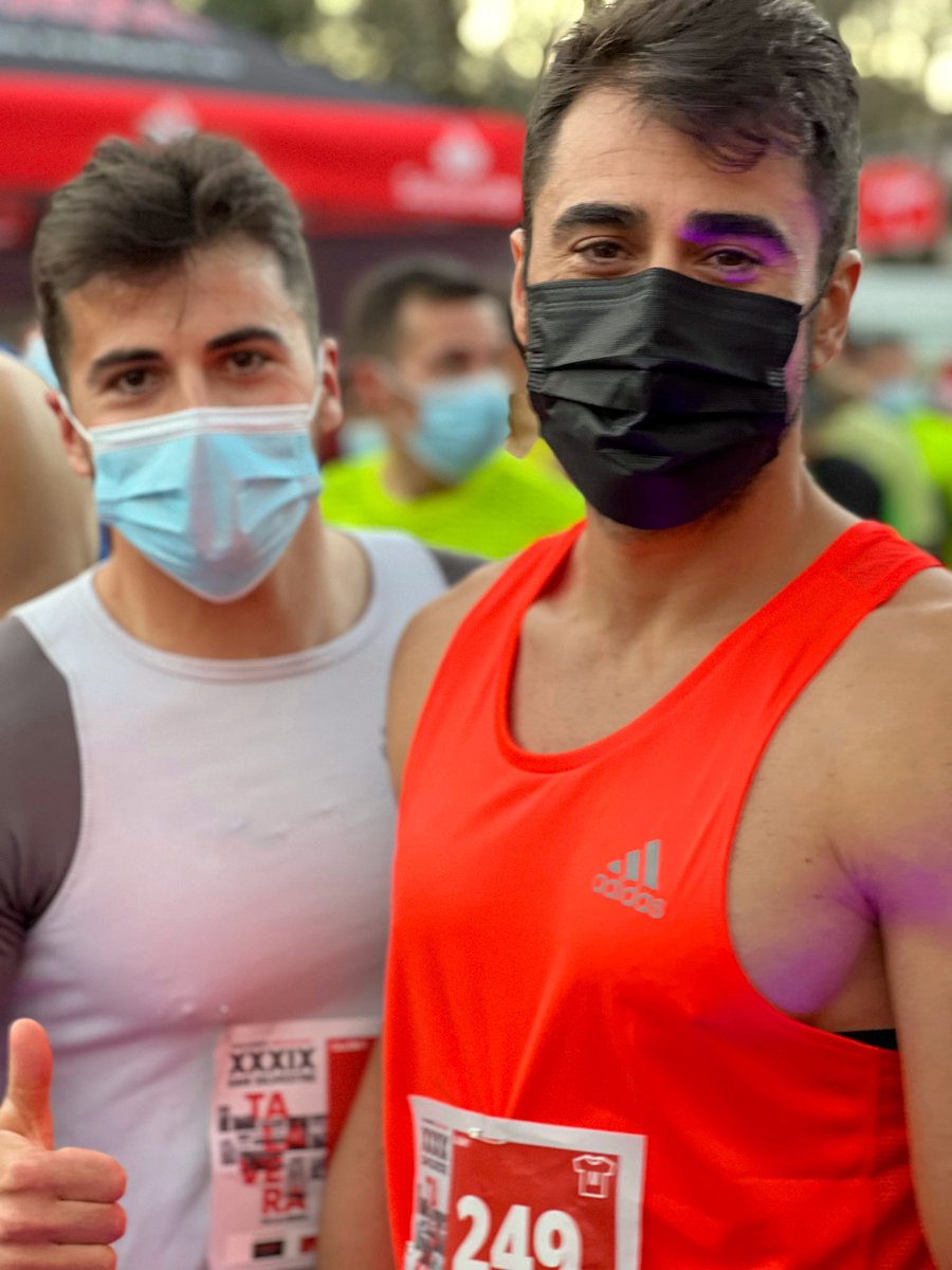 PacoCubelos's tweet photo. Ayer acabando el 2021 como cada año, corriendo la San Silvestre de Talavera.

Última paliza del año. ¡Cómo nos gusta lo que nos encanta!🤣🤪🥵 https://t.co/EQfzUfIgaH