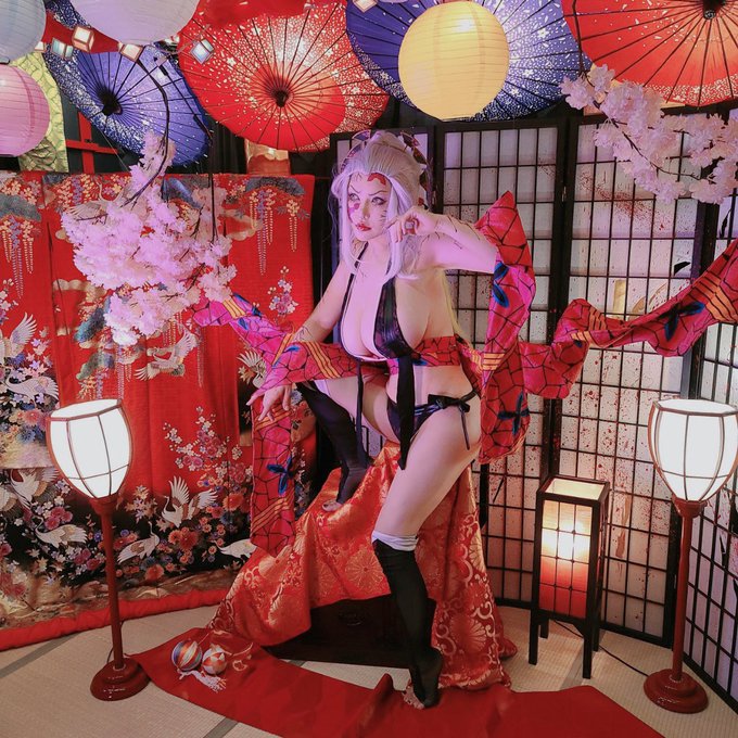 あけましておめでとう御座います?❤️
なんてアーティスティックな世界観なんだろう。今年もやりたい事わんさかやって、今年こそはファンの皆さんとの時間作りたいな〜?

#堕姫コスプレ
for more!!