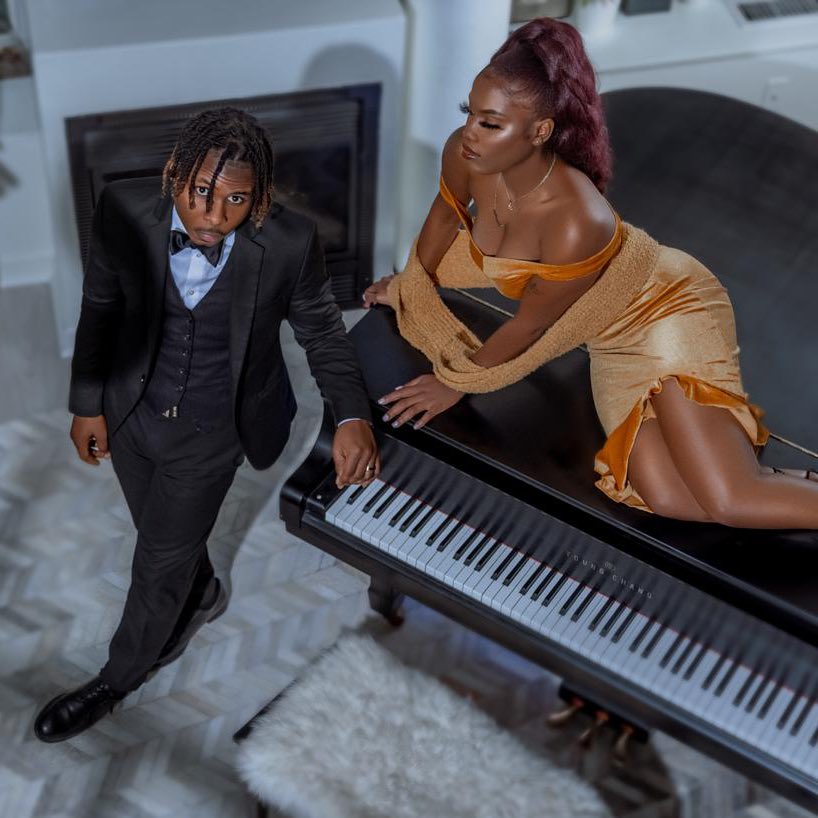 OfficialBoluAji's tweet photo. HAPPY NEW YEAR EVERYONE 🎊🎊. 
May this year bring us nothing but LOVE, PEACE &amp; HAPPINESS. 

#STRANGER 💐💜 https://t.co/rvVFEe5Jzd