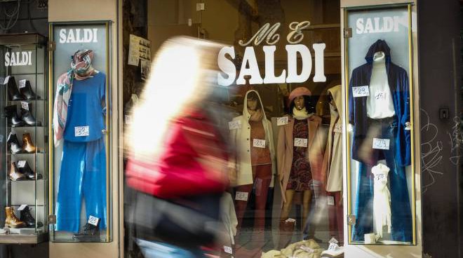 laDiscussioneQ's tweet photo. Inizia la stagione di saldi. Confcommercio: torna un po’ di normalità. Borghi (Federmoda): aiuto alle imprese e benefici per clienti
#Confcommercio #Federmoda
https://t.co/ugeyafbLtJ https://t.co/AdLzLrkOVk
