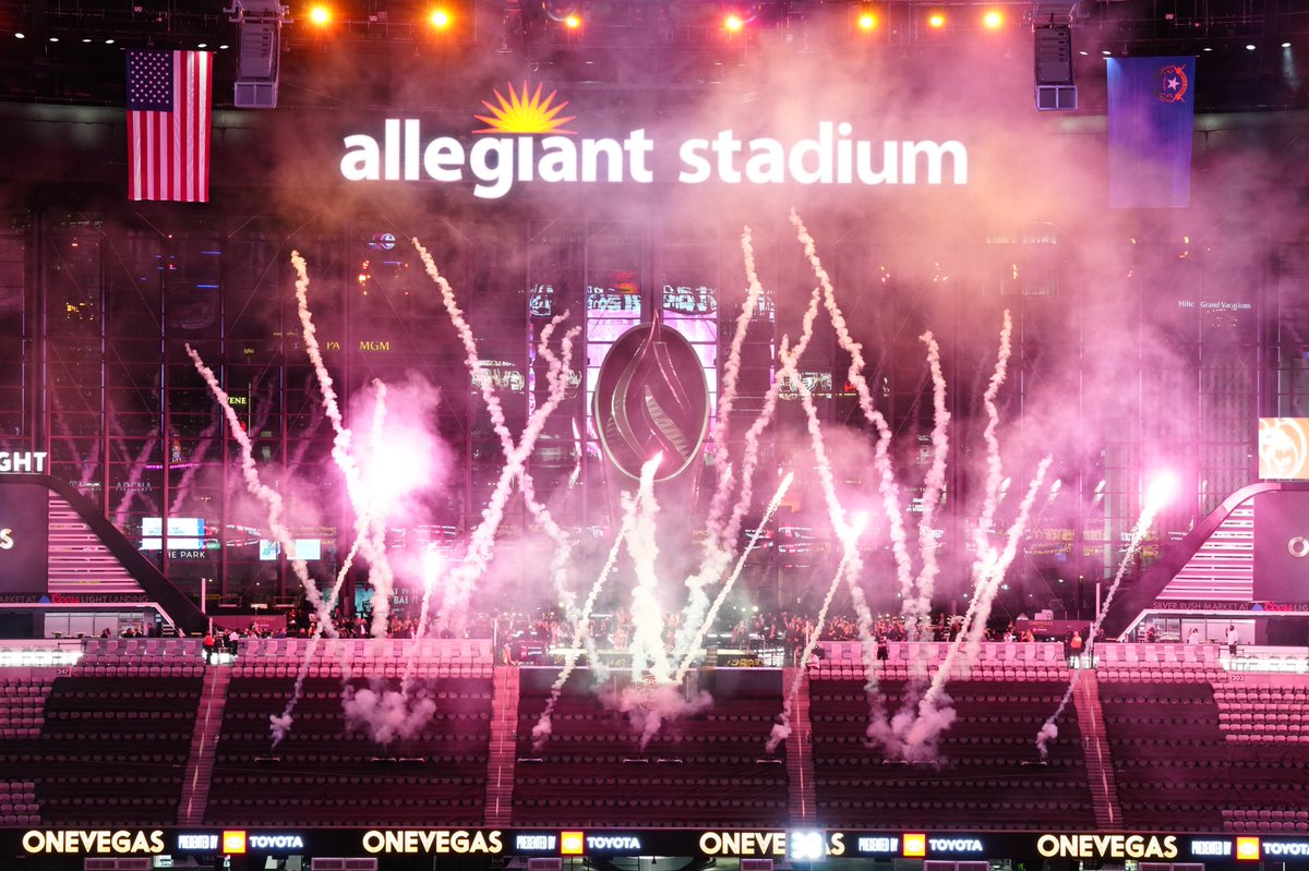 LasVegasBowl's tweet photo. Happy New Year from the Las Vegas Bowl. 🎇 

#LVBowl | #OneVegas https://t.co/P4KG3wVdYp