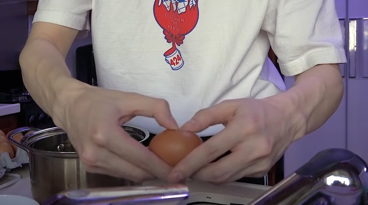 knjlovs's tweet photo. yeosang cracking an egg https://t.co/7EQniHHCuN