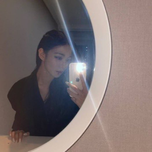 effucelz's tweet photo. when chaeyoung takes selfies, flash is always on....its going to be her trademark at this point... @realfromis_9 #fromis_9 #LeeChaeyoung #flashon #selfies #pretty #dailyselfies https://t.co/abi7hONnNB