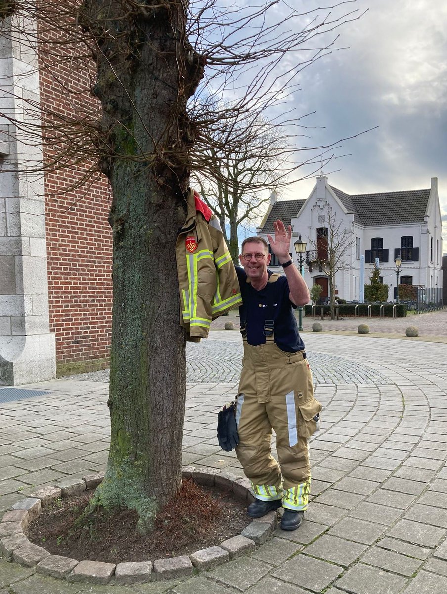 PostMaasbree's tweet photo. Na 36 jaar hangt Hans 1 de jas aan de wilgen. Bedankt voor je inzet en humor. Collega's post Maasbree. https://t.co/MbYdyknPZ0
