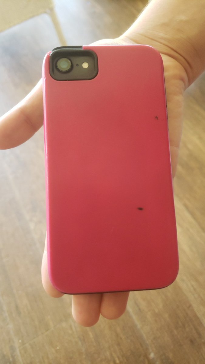 ivanfiguer's tweet photo. Al parecer este 2022 va estar lindo, encontré este celular frente al club nautico de san bernardino, si aparece la dueña favor comunicarse al privado para devolverla. Se agradece el rt https://t.co/1DtcfjY26H