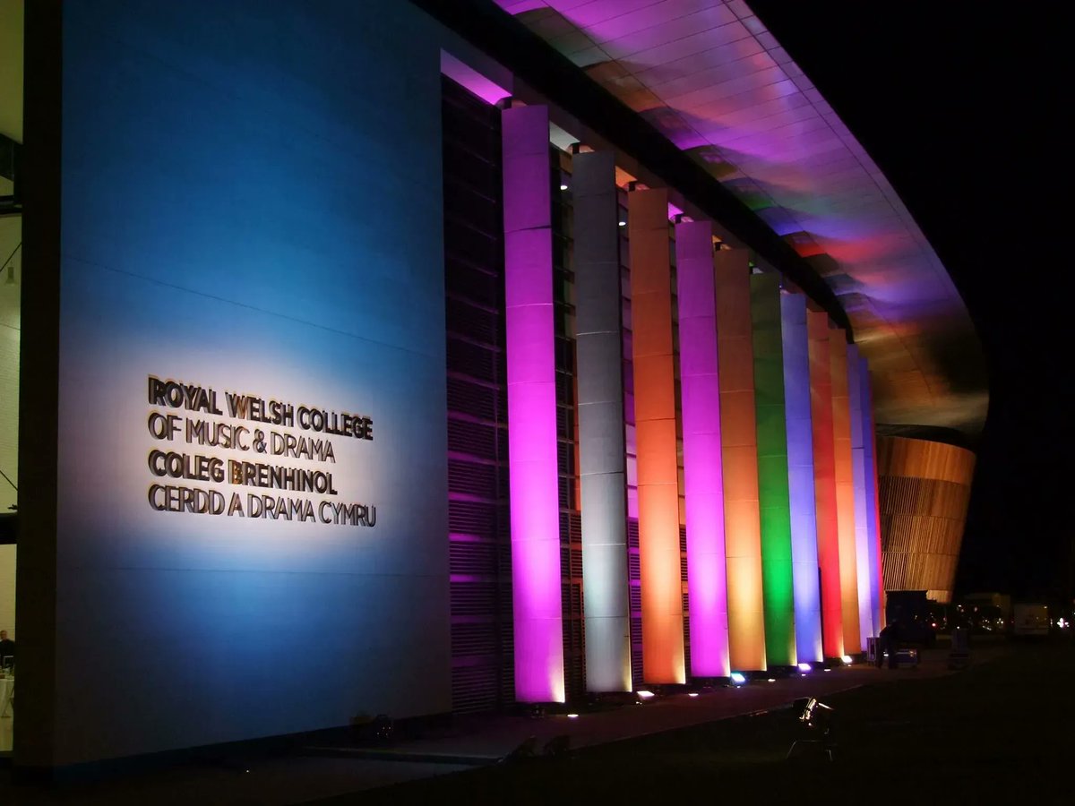 Are you looking for the next step in your career? Come and join our team in the College! We have two roles available:

Senior Technician
Venue Technician

The deadline for applications is the 10th Jan. Read more about the roles &amp; opportunities here:

buff.ly/3Ej4OZm