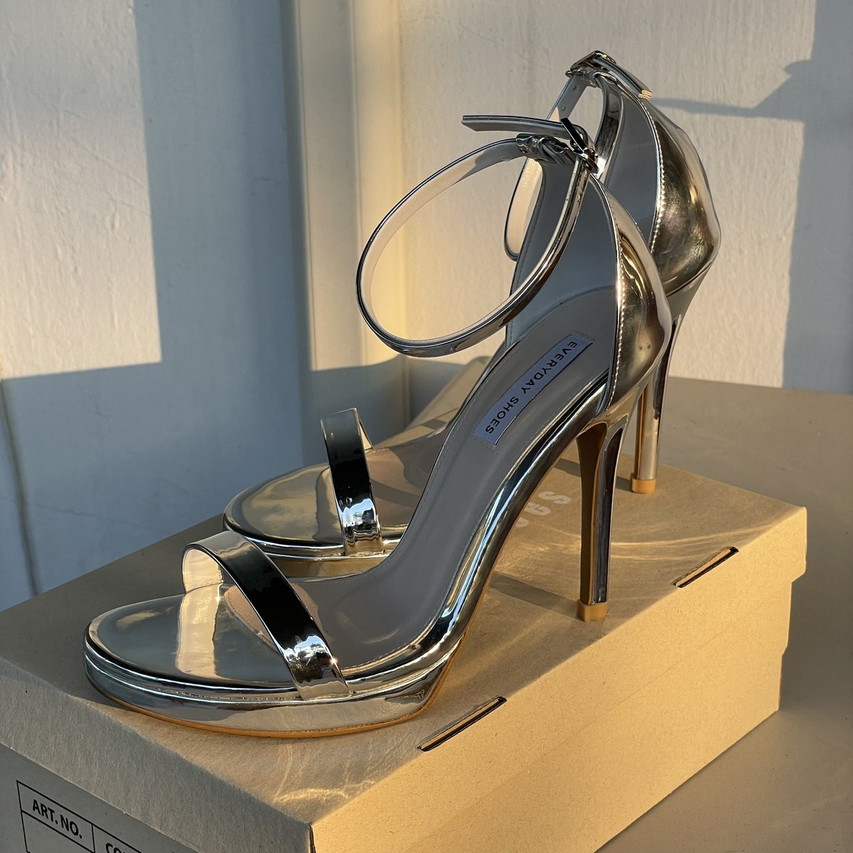 cheonsamie's tweet photo. ✨Used like very new✨ 
ส่งต่อ everydayshoesss สี silver 
สูง4นิ้ว Size 37 เสริมหน้า

850.- พร้อมส่ง (ราคาเต็ม1190)
ใส่ครั้งเดียวเดินแค่ในอาคาร น้องไม่มีรอยตำหนิใดๆ

#ส่งต่อรองเท้ามือสอง #ส่งต่อรองเท้าส้นสูง #ส่งต่อรองเท้า #รองเท้าส้นสูง #everydayshoesss #senseofstyle https://t.co/kLTzP30cMo