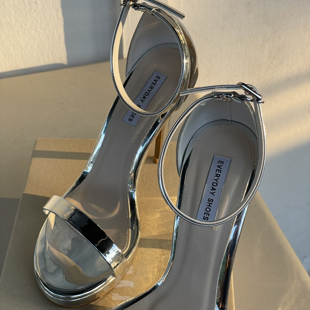 cheonsamie's tweet photo. ✨Used like very new✨ 
ส่งต่อ everydayshoesss สี silver 
สูง4นิ้ว Size 37 เสริมหน้า

850.- พร้อมส่ง (ราคาเต็ม1190)
ใส่ครั้งเดียวเดินแค่ในอาคาร น้องไม่มีรอยตำหนิใดๆ

#ส่งต่อรองเท้ามือสอง #ส่งต่อรองเท้าส้นสูง #ส่งต่อรองเท้า #รองเท้าส้นสูง #everydayshoesss #senseofstyle https://t.co/kLTzP30cMo