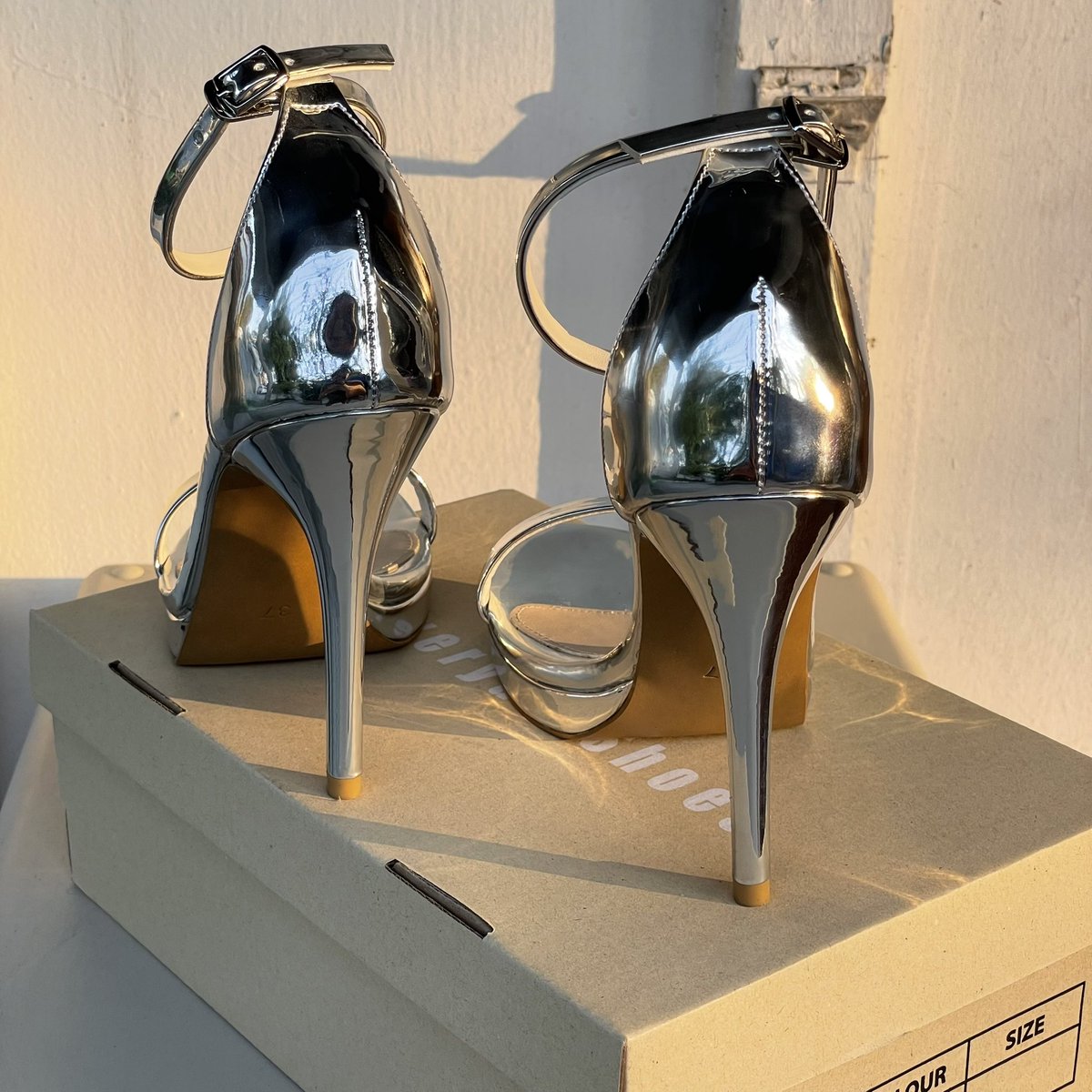 cheonsamie's tweet photo. ✨Used like very new✨ 
ส่งต่อ everydayshoesss สี silver 
สูง4นิ้ว Size 37 เสริมหน้า

850.- พร้อมส่ง (ราคาเต็ม1190)
ใส่ครั้งเดียวเดินแค่ในอาคาร น้องไม่มีรอยตำหนิใดๆ

#ส่งต่อรองเท้ามือสอง #ส่งต่อรองเท้าส้นสูง #ส่งต่อรองเท้า #รองเท้าส้นสูง #everydayshoesss #senseofstyle https://t.co/kLTzP30cMo