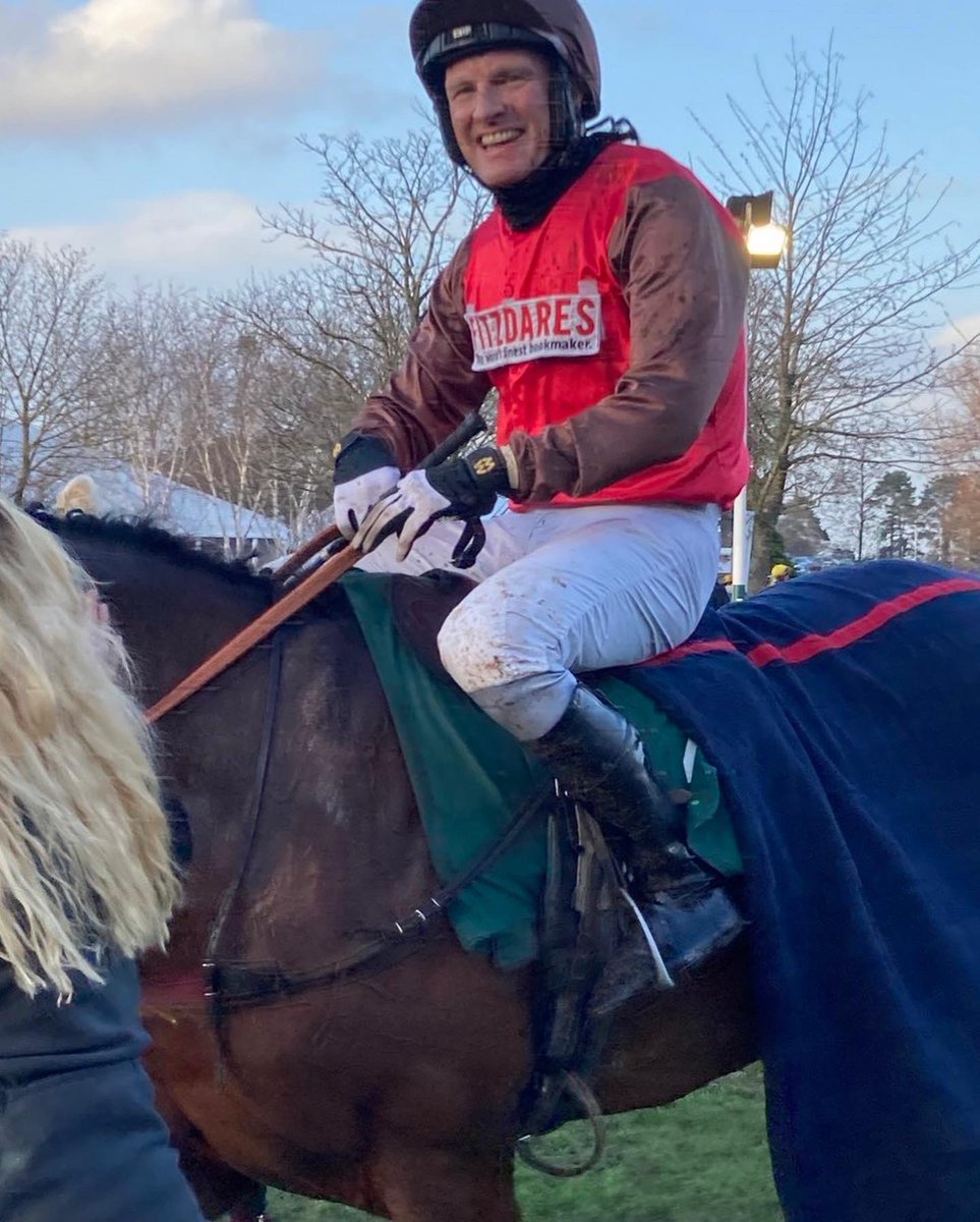 ❤️DOLPHIN SQUARE 🤎 Our first winner of 2022 at Cheltenham at 28-1. A fantastic ride from his owner/ jockey 🏇🏾 David Maxwell who really deserves his success.

Well done David, Dolphin, Emily &amp; all at Team Hobbs 👏🏻🏇🏾🥂🎉🥇🍾