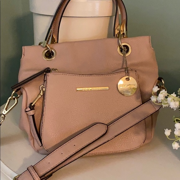 ADeRisi3's tweet photo. So good I had to share! Check out all the items I'm loving on @Poshmarkapp from @Gale79776286 #poshmark #fashion #style #shopmycloset #simandsam #stevemadden #bytogether: https://t.co/S1SJsRN9nu https://t.co/5InH0v6gIQ