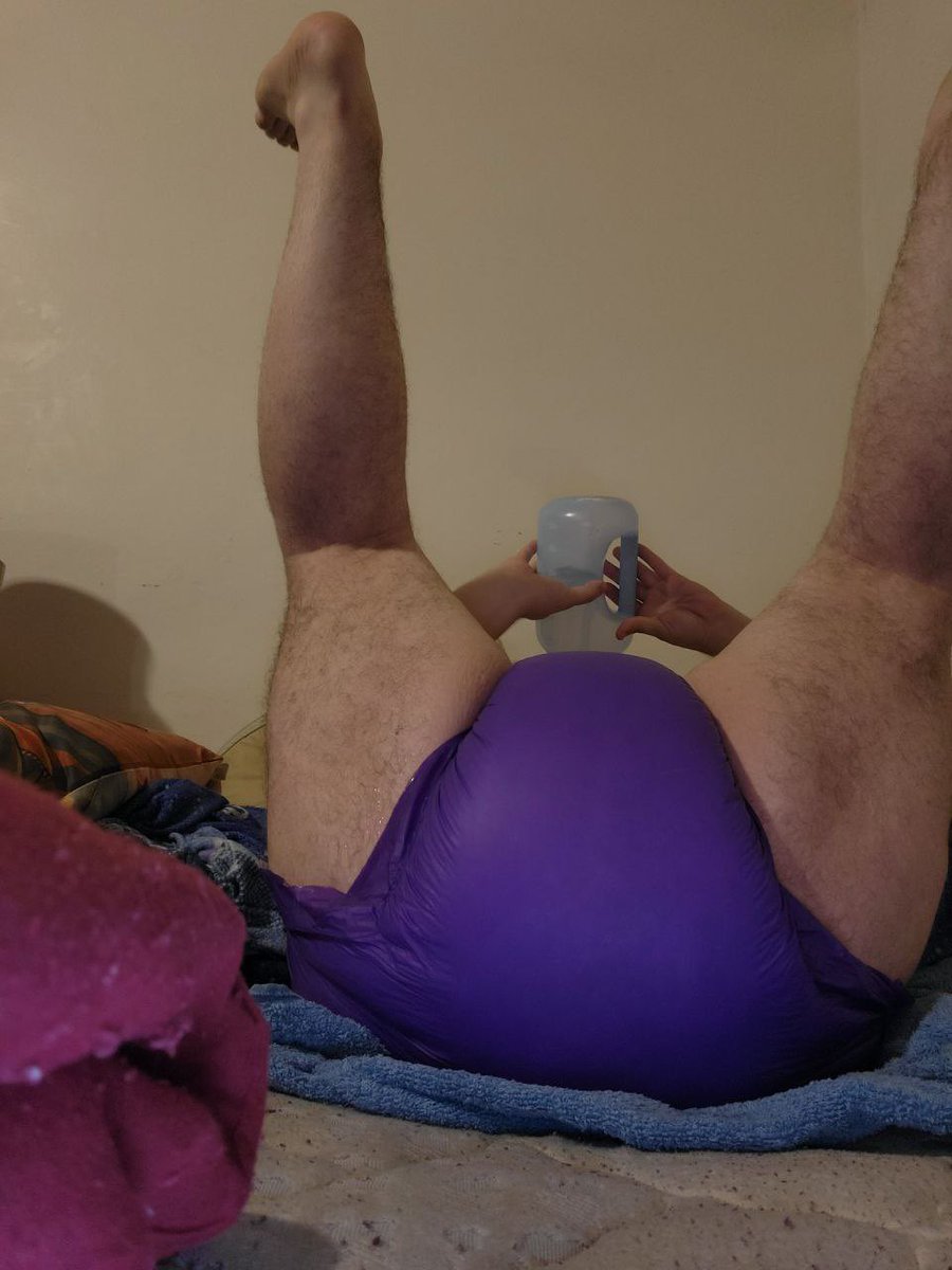 Look at how much of a little diapercuck <a href="/CrevanFuzz/">Crevan</a> is! Starting the new year off in thick soaked diapers!