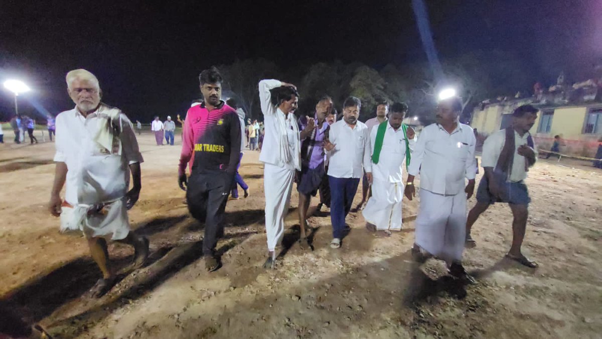 MPRBJP's tweet photo. ಕುಂದೂರು ಗ್ರಾಮದ ಯಂಗ್ ಬಾಯ್ಸ್ ಮತ್ತು ಚಿರಂಜೀವಿ ಇವರ ಸಂಯುಕ್ತ ಆಶ್ರಯದಲ್ಲಿ 30 ನೇ ಬಾರಿಗೆ ರಾಜ್ಯ ಮಟ್ಟದ ಹೊನಲು ಬೆಳಕಿನ ಟೆನಿಸ್ ಬಾಲ್ ಅಪ್ಪುಕಪ್ ಕ್ರಿಕೆಟ್ ಟೂರ್ನಮೆಂಟ್ ಹಮ್ಮಿಕೊಂಡಿದ್ದು ಕ್ರಿಕೆಟ್ ಪಂದ್ಯಾವಳಿಗೆ ಚಾಲನೆ ನೀಡಿ ಶುಭಕೋರಿದ ಸಂದರ್ಭ https://t.co/RQ8VHuKqrS