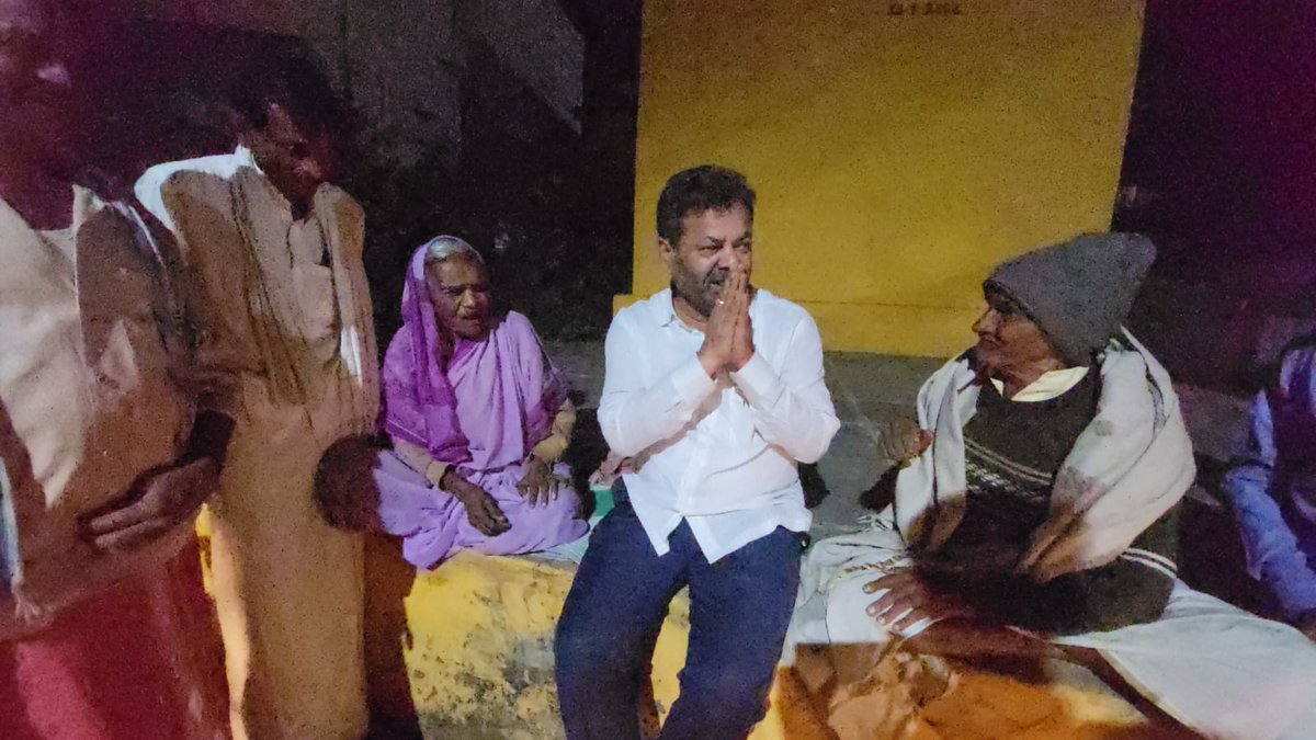 MPRBJP's tweet photo. ನನ್ನ‌ ಹುಟ್ಟೂರು‌ ಕುಂದೂರಿನಲ್ಲಿ‌‌  ನನ್ನ‌ ಬಾಲ್ಯದ ದಿನಗಳಲ್ಲಿ ನನ್ನನ್ನು  ಎತ್ತಾಡಿಸಿದ ಹಿರಿಯರಾದ ಕಾಳಾಚಾರ್ ಹಾಗೂ‌ ಕಾಳಜ್ಜಿ ಅವರನ್ನು ಭೇಟಿ ಮಾಡಿ‌ ಆರೋಗ್ಯ‌ ವಿಚಾರಿಸಿ ಆಶೀರ್ವಾದ ಪಡೆದೆನು.. https://t.co/sSZs5Ms4w5