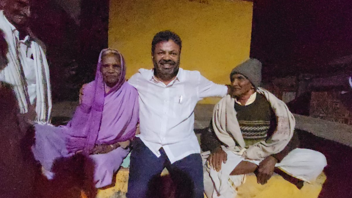MPRBJP's tweet photo. ನನ್ನ‌ ಹುಟ್ಟೂರು‌ ಕುಂದೂರಿನಲ್ಲಿ‌‌  ನನ್ನ‌ ಬಾಲ್ಯದ ದಿನಗಳಲ್ಲಿ ನನ್ನನ್ನು  ಎತ್ತಾಡಿಸಿದ ಹಿರಿಯರಾದ ಕಾಳಾಚಾರ್ ಹಾಗೂ‌ ಕಾಳಜ್ಜಿ ಅವರನ್ನು ಭೇಟಿ ಮಾಡಿ‌ ಆರೋಗ್ಯ‌ ವಿಚಾರಿಸಿ ಆಶೀರ್ವಾದ ಪಡೆದೆನು.. https://t.co/sSZs5Ms4w5