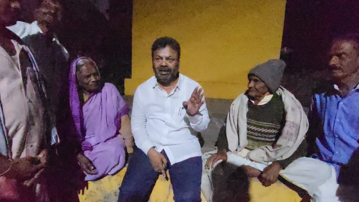 MPRBJP's tweet photo. ನನ್ನ‌ ಹುಟ್ಟೂರು‌ ಕುಂದೂರಿನಲ್ಲಿ‌‌  ನನ್ನ‌ ಬಾಲ್ಯದ ದಿನಗಳಲ್ಲಿ ನನ್ನನ್ನು  ಎತ್ತಾಡಿಸಿದ ಹಿರಿಯರಾದ ಕಾಳಾಚಾರ್ ಹಾಗೂ‌ ಕಾಳಜ್ಜಿ ಅವರನ್ನು ಭೇಟಿ ಮಾಡಿ‌ ಆರೋಗ್ಯ‌ ವಿಚಾರಿಸಿ ಆಶೀರ್ವಾದ ಪಡೆದೆನು.. https://t.co/sSZs5Ms4w5