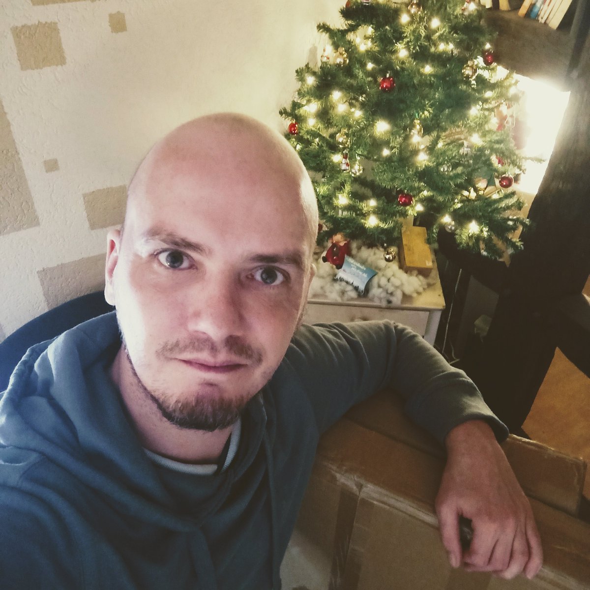 Privater Rechner ist nun endlich wieder flott, Festplatte mit all den kleinen #StarTrek Videos für #Youtube ist auch gerettet und gestern kamen auch noch die neuen Schreibtische! 😃 Oder um es mit #Picard seinen Worten zu sagen: "2022, Energie!" 🖖