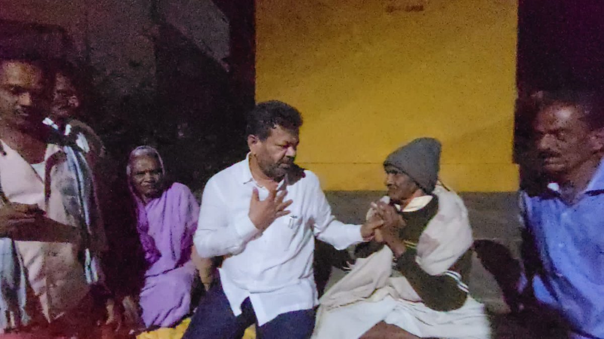 MPRBJP's tweet photo. ನನ್ನ‌ ಹುಟ್ಟೂರು‌ ಕುಂದೂರಿನಲ್ಲಿ‌‌  ನನ್ನ‌ ಬಾಲ್ಯದ ದಿನಗಳಲ್ಲಿ ನನ್ನನ್ನು  ಎತ್ತಾಡಿಸಿದ ಹಿರಿಯರಾದ ಕಾಳಾಚಾರ್ ಹಾಗೂ‌ ಕಾಳಜ್ಜಿ ಅವರನ್ನು ಭೇಟಿ ಮಾಡಿ‌ ಆರೋಗ್ಯ‌ ವಿಚಾರಿಸಿ ಆಶೀರ್ವಾದ ಪಡೆದೆನು.. https://t.co/sSZs5Ms4w5