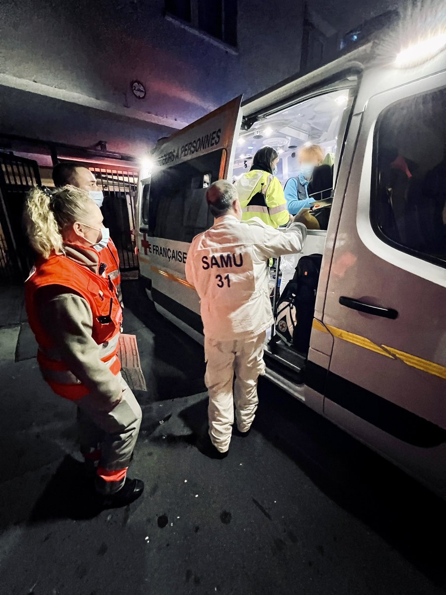 CroixRouge31's tweet photo. Hier soir, pour la 5e année consécutive, 1️⃣ équipe de l’@ums31, 1️⃣ de la @ProtecCivile31 et 3️⃣ de la @CroixRouge31 ont renforcé les équipes du #SAMU31 pour le réveillon du #31decembre 🚑. Plus d’une trentaine d’interventions a ainsi été confiée aux bénévoles au fil de la nuit. https://t.co/eMdfubjlHO
