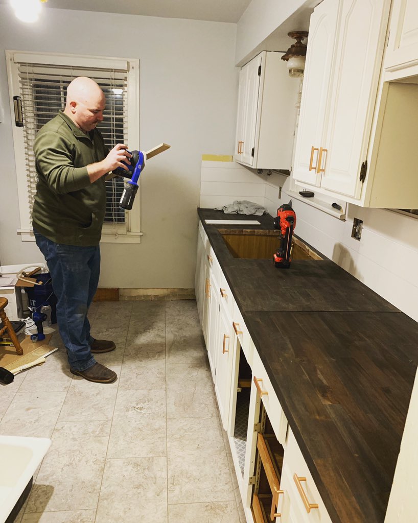 We started off this year with a kitchen renovation, and we’re ending it with another kitchen. Cheers to no more kitchens in 2022. 🤞🏻 #happynewyear
#diy #kitchenreno #husbandandwifeteam