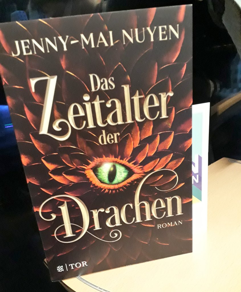 lea56192's tweet photo. Das neue Jahr beginnt für mich ruhig, mit einem Besuch bei einer Freundin - wir sind mit ihrem Hund spazieren gewesen, haben draußen Plätzchen gegessen und Tee getrunken. 
Auf der Heimfahrt in der Bahn begleitet mich "Das Zeitalter der Drachen" von Jenny-Mai Nuyen.

B! https://t.co/1v3jqHMMUv