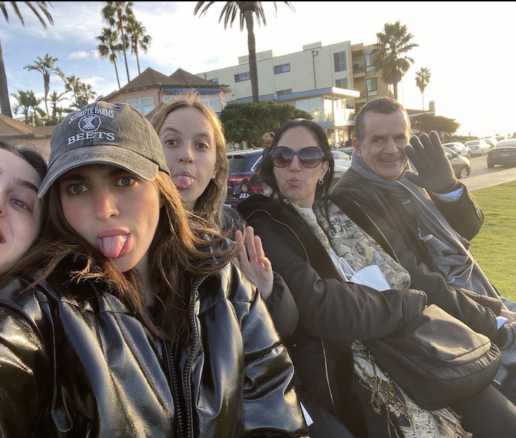 tamarindooo_'s tweet photo. A mi papá le gusta “saludar” en las fotos 🥺 https://t.co/umHsviVLot