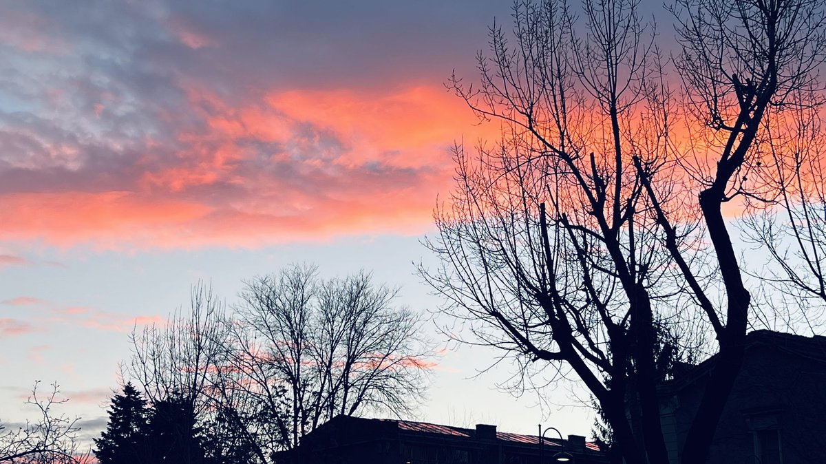 Ade_linPetrisor's tweet photo. Primul apus din 2️⃣0️⃣2️⃣2️⃣. #suntset https://t.co/Vhhsj53hlq