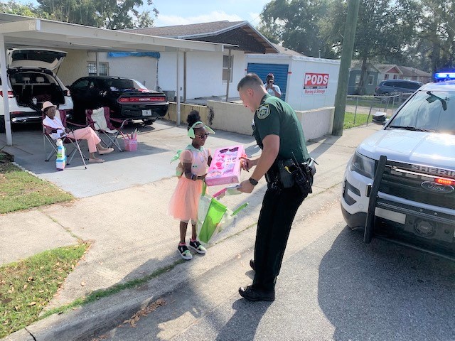 OrangeCoSheriff's tweet photo. When a mom asked for a visit for her daughter's 6th birthday, our deputies jumped at the chance to make the little girl feel special. They drove to the home w/ their lights on &amp; brought gifts! The birthday girl gave them goody bags to thank them. What a perfect way to end 2021!✨ https://t.co/fLfZLjmaQR