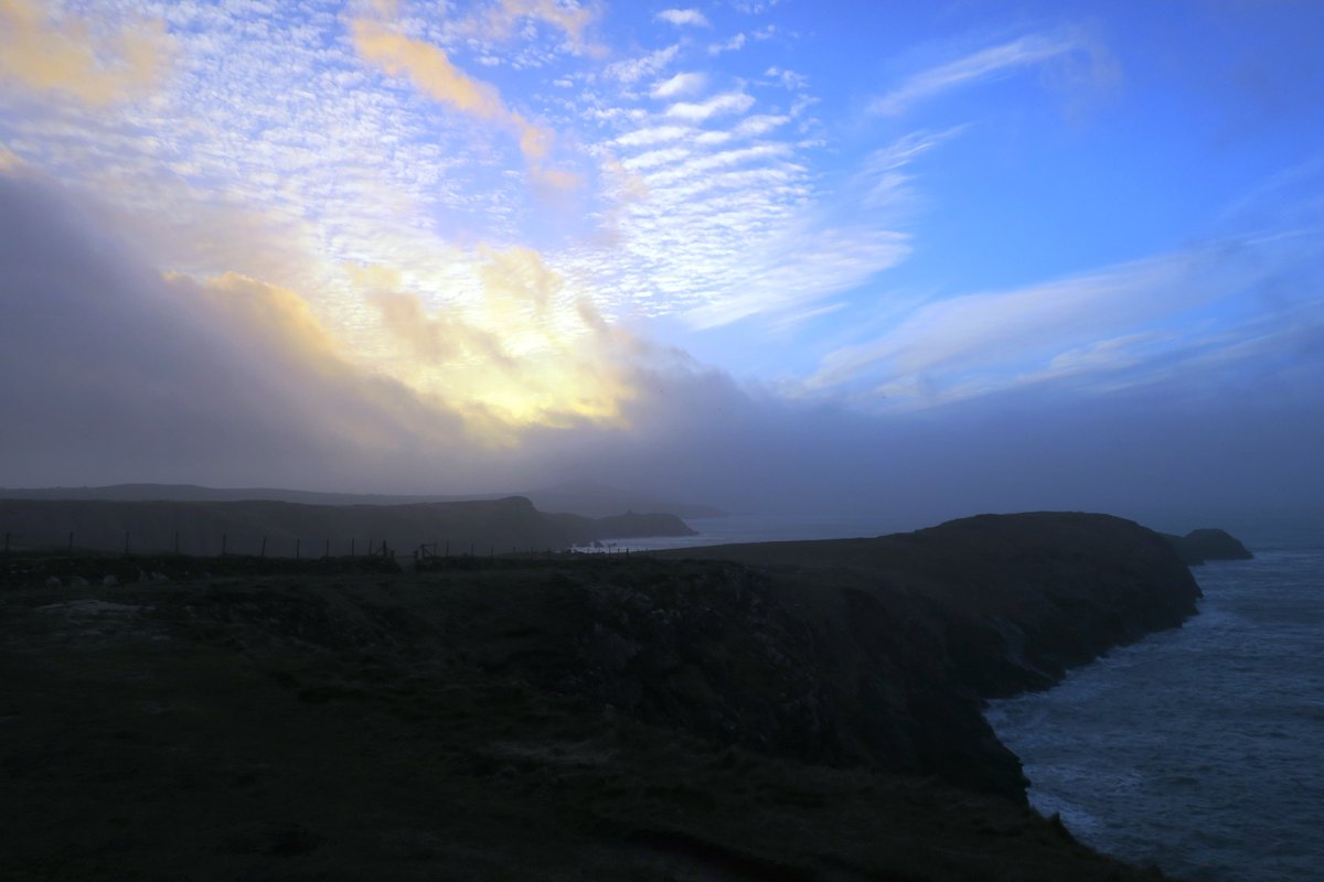 YnysBarry's tweet photo. @ItsYourWales @WalesCoastUK @visitwales @VisitPembs @Sue_Charles New years day on the #Pembrokeshire coastal path #Porthgain '#Traethllyfn beach https://t.co/0ropSUwCDv