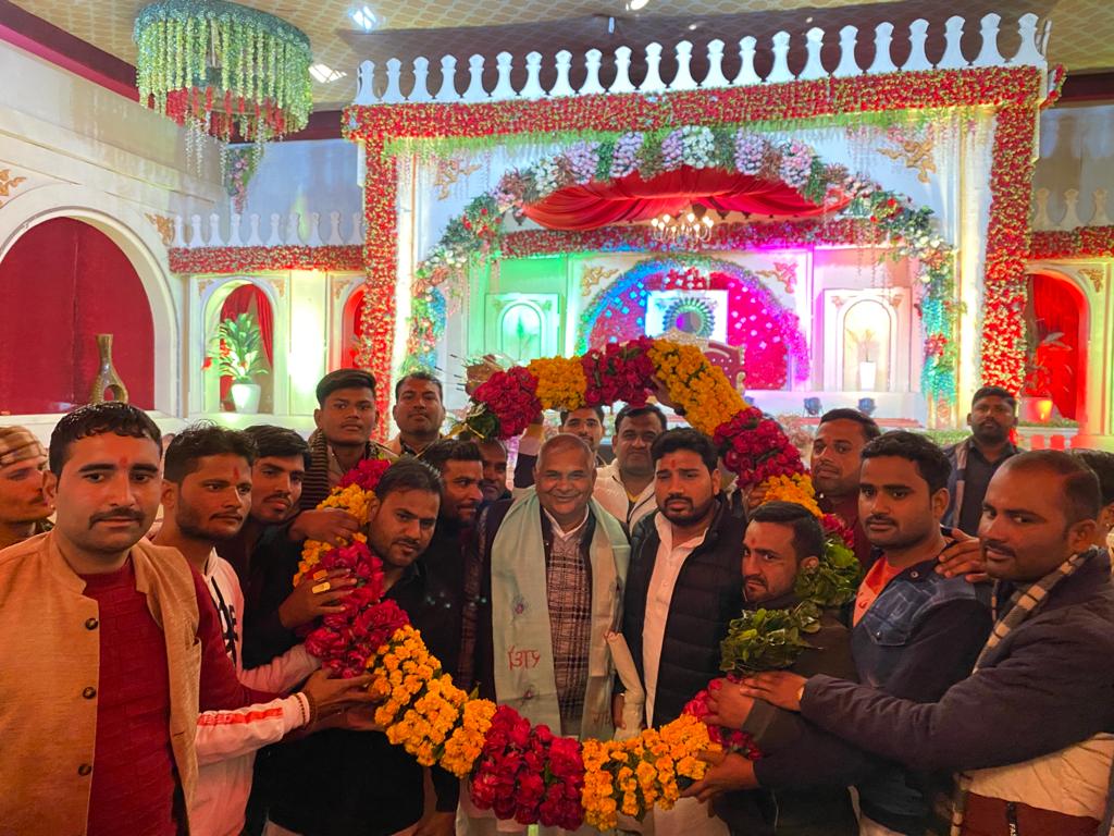 VeeruBhaiya4bjp's tweet photo. पूर्व MLC एवं मेरे पिता तुल्य और आदर्श  माननीय श्याम सुन्दर सिंह यादव (दादा) जी के जन्मदिन पर शुभकामनाएं दी एवं आशीर्वाद प्राप्त किया 

#veerubhaiya #JhansiCity #virendrapratapsingh #लक्ष्य2022 #teamveerubhaiya #SamajwadiParty #झांसी #Jhansi #AkhileshYadav https://t.co/bxMl1VD6gl